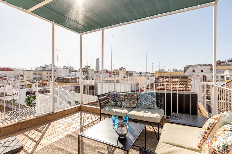Foto 84f92ad5-9ba8-4b13-8a60-266b170f2c18. Ático exclusivo ático dúplex en edificio emblemático con ascensor, techos altos, balcones y vistas icónicas de la ciudad en Sevilla
