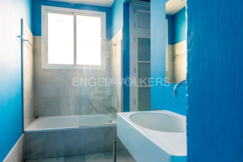 Foto 910b03fa-b1a3-4d38-9525-ae740ac00d2e. Ático exclusivo ático dúplex en edificio emblemático con ascensor, techos altos, balcones y vistas icónicas de la ciudad en Sevilla
