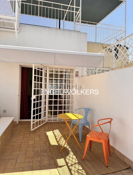 Foto 94597ce3-cb74-45f8-b4fe-dc9282db418f. Ático exclusivo ático dúplex en edificio emblemático con ascensor, techos altos, balcones y vistas icónicas de la ciudad en Sevilla