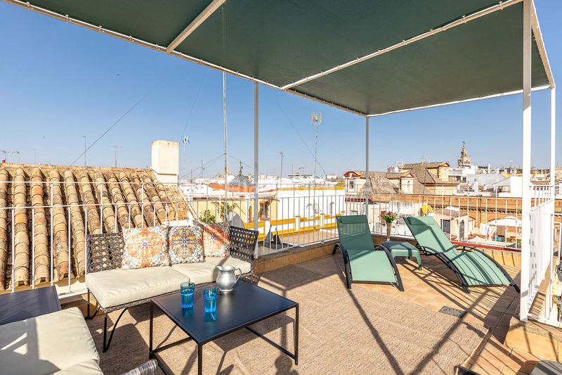 Foto acdf95bf-dd85-4075-ae81-aea01ae4d668. Ático exclusivo ático dúplex en edificio emblemático con ascensor, techos altos, balcones y vistas icónicas de la ciudad en Sevilla