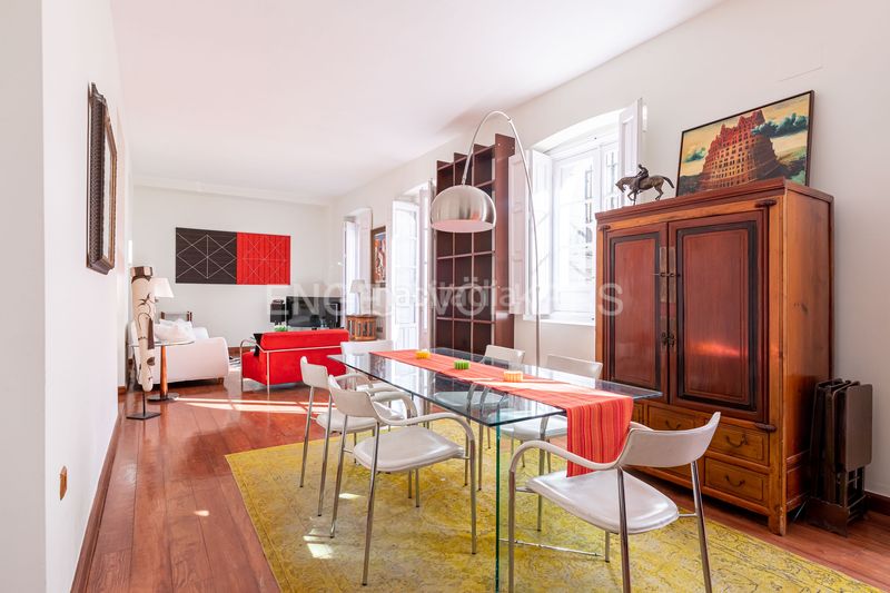 Foto adcca4af-95ae-415b-8310-474a2ce91ba6. Ático exclusivo ático dúplex en edificio emblemático con ascensor, techos altos, balcones y vistas icónicas de la ciudad en Sevilla