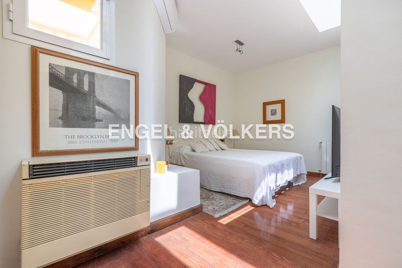 Foto b7cae54b-39c0-46b0-bd0d-c3b3ca898d14. Ático exclusivo ático dúplex en edificio emblemático con ascensor, techos altos, balcones y vistas icónicas de la ciudad en Sevilla
