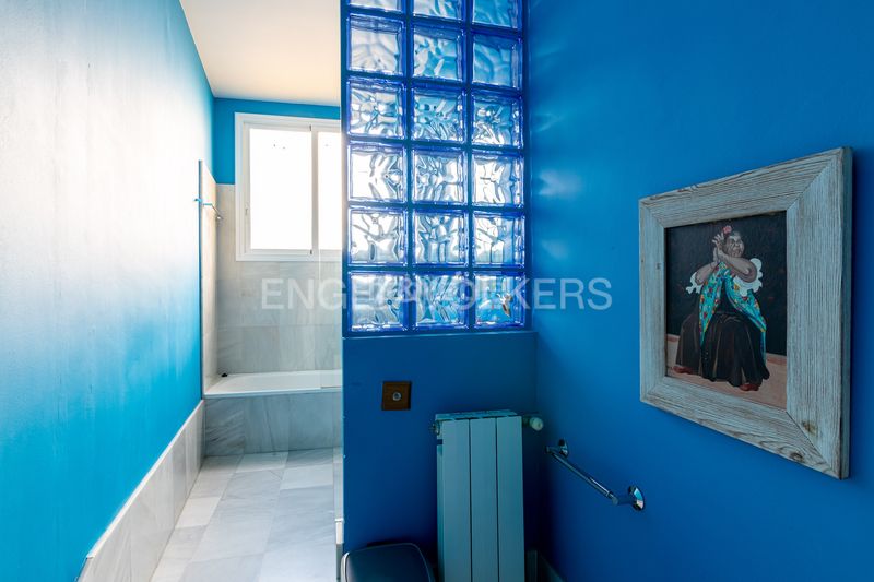 Foto b9bf6140-3278-4dbd-8afb-4a608a4bfe35. Ático exclusivo ático dúplex en edificio emblemático con ascensor, techos altos, balcones y vistas icónicas de la ciudad en Sevilla