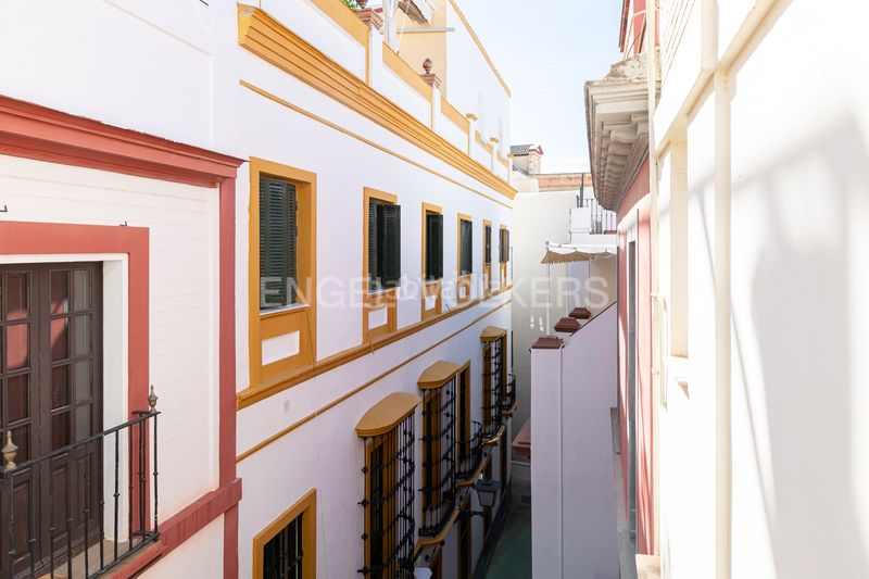 Foto bf8526f1-4352-4bb7-9c12-1bc6b8b3985c. Ático exclusivo ático dúplex en edificio emblemático con ascensor, techos altos, balcones y vistas icónicas de la ciudad en Sevilla