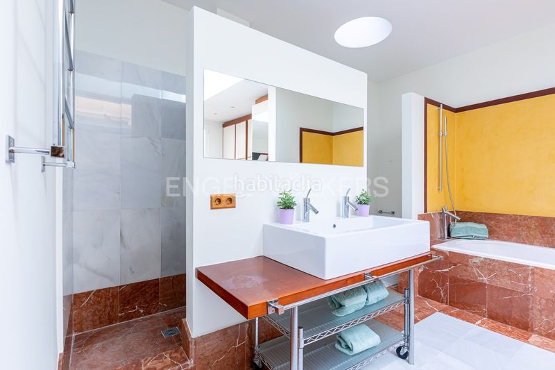Foto c695ebef-a41a-4aa4-80a2-05d5a0c5fc30. Ático exclusivo ático dúplex en edificio emblemático con ascensor, techos altos, balcones y vistas icónicas de la ciudad en Sevilla