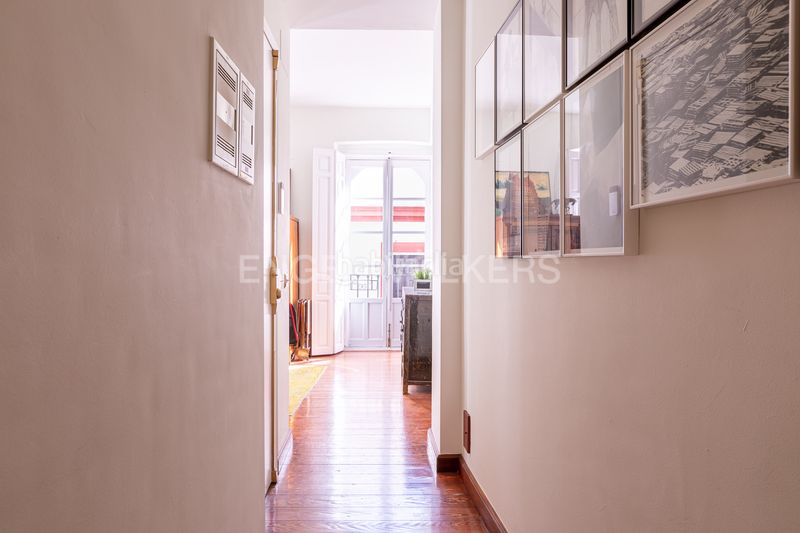 Foto cc2de47c-8449-4c68-86ba-9e8bffd9e8c9. Ático exclusivo ático dúplex en edificio emblemático con ascensor, techos altos, balcones y vistas icónicas de la ciudad en Sevilla