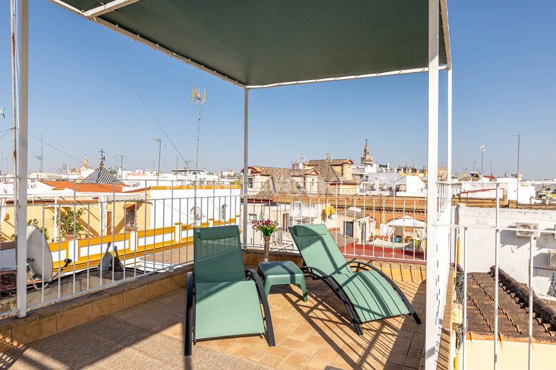 Foto cfe6ba0e-ed0e-4fa8-b09b-06dfba5a31ce. Ático exclusivo ático dúplex en edificio emblemático con ascensor, techos altos, balcones y vistas icónicas de la ciudad en Sevilla