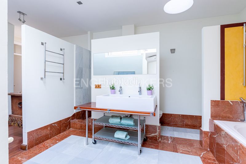 Foto d053d78d-33ec-4bee-9380-eb7f0fd684b4. Ático exclusivo ático dúplex en edificio emblemático con ascensor, techos altos, balcones y vistas icónicas de la ciudad en Sevilla