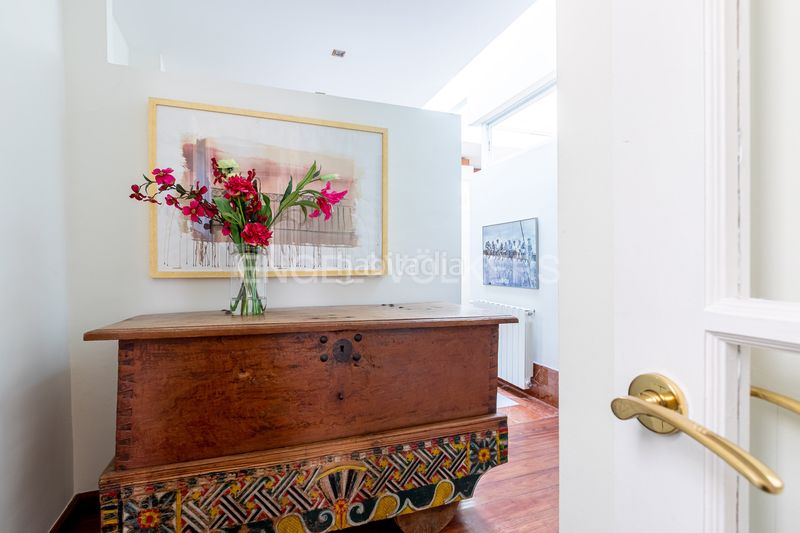 Foto d16c43d9-6152-43f7-a9c7-e3d8e6443e55. Ático exclusivo ático dúplex en edificio emblemático con ascensor, techos altos, balcones y vistas icónicas de la ciudad en Sevilla