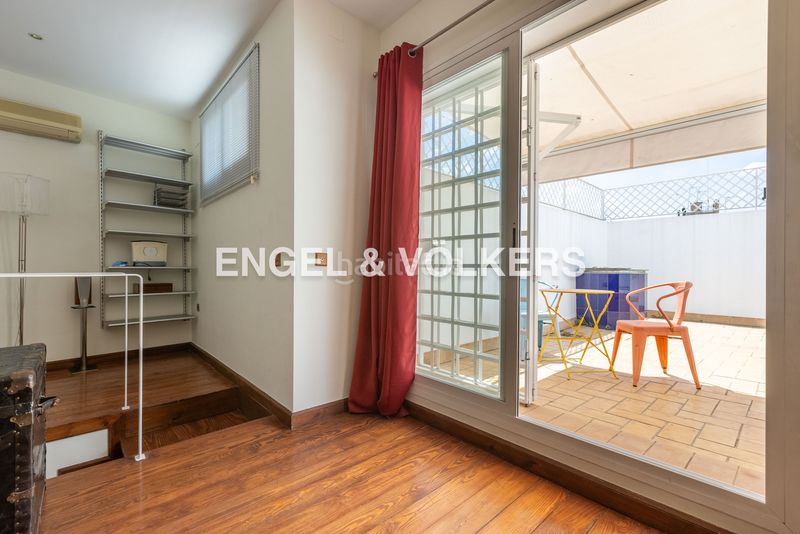 Foto d8c9036d-320b-46dc-945e-5d0d30cfab07. Ático exclusivo ático dúplex en edificio emblemático con ascensor, techos altos, balcones y vistas icónicas de la ciudad en Sevilla