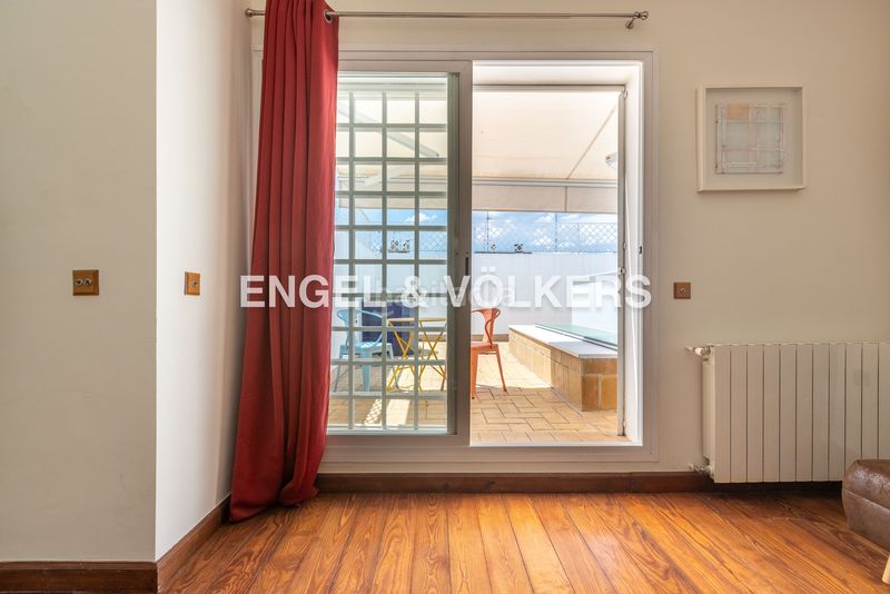 Foto dc580944-fb3e-46ec-a73d-759bbe276406. Ático exclusivo ático dúplex en edificio emblemático con ascensor, techos altos, balcones y vistas icónicas de la ciudad en Sevilla