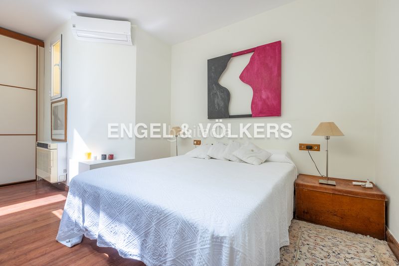 Foto e28e4d72-f756-4fc7-99aa-0dc2b45dc705. Ático exclusivo ático dúplex en edificio emblemático con ascensor, techos altos, balcones y vistas icónicas de la ciudad en Sevilla