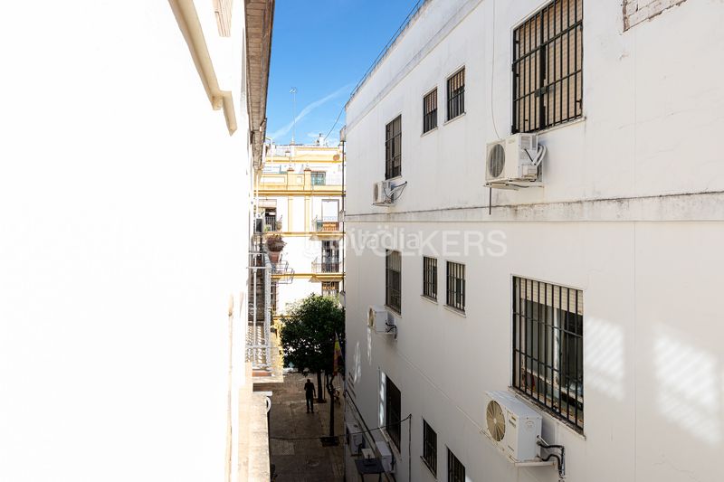 Foto ec2792eb-12cd-431d-855f-dc3ae8fa307f. Ático exclusivo ático dúplex en edificio emblemático con ascensor, techos altos, balcones y vistas icónicas de la ciudad en Sevilla