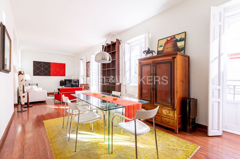 Foto fe24e335-7784-4feb-a775-c824d9596990. Ático exclusivo ático dúplex en edificio emblemático con ascensor, techos altos, balcones y vistas icónicas de la ciudad en Sevilla