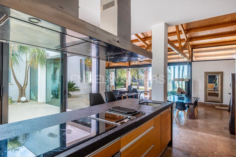 Foto 82261066-423a-48c9-af8f-53d9504c3388. Casa exclusivo oasis de lujo con piscina privada , sevilla en Gelves