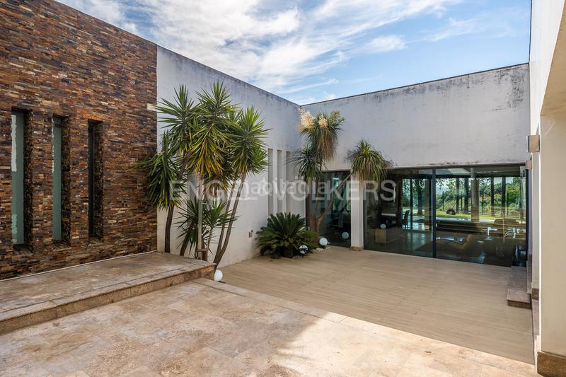 Foto 976f8a1e-2629-4961-ba0f-34dc15ee7a71. Casa exclusivo oasis de lujo con piscina privada , sevilla en Gelves