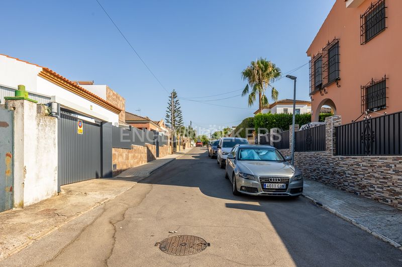 Foto e8000fa5-ec3c-457d-af85-a6c611eac385. Casa amb calefacció piscina a Valencina de la Concepción