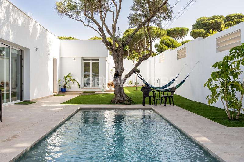 Foto 1964937a-d2f5-4405-b13c-182df2e69e55. Rent house with heating parking pool in Los Gallos Chiclana de la Frontera