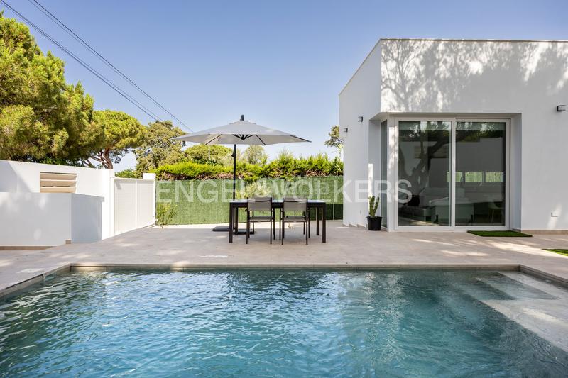 Foto 2808a4cb-80bb-434e-840d-caace04948fa. Rent house with heating parking pool in Los Gallos Chiclana de la Frontera