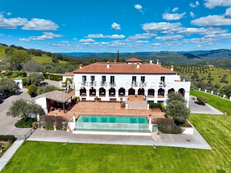 Foto baad64a8-d7dd-4f01-b5ad-eb757336e08e. Casa inversión con alma casa única con potencial residencial y turístico. en Zufre