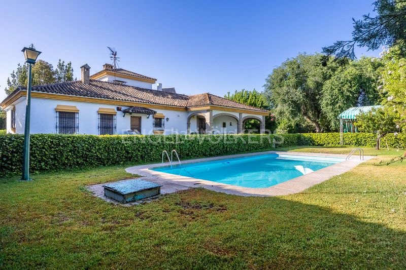 Foto a01d386e-401f-4cfd-99e5-a1e460fc6151. Casa amb calefacció piscina a Valencina de la Concepción