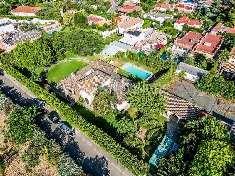 Foto af687460-614e-4945-9bd3-6f9aee8ebee4. Casa amb calefacció piscina a Valencina de la Concepción