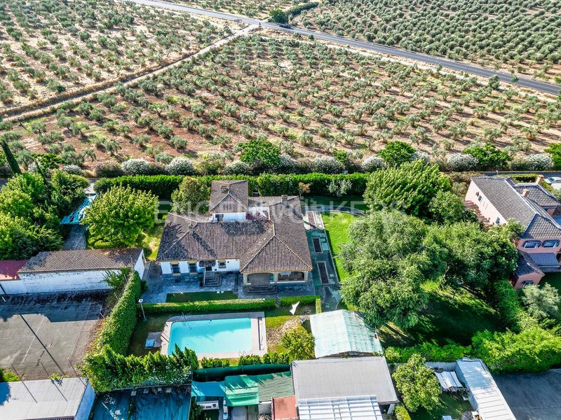 Foto ce822dce-9ac3-4eeb-86a4-2014e4158b2d. Casa amb calefacció piscina a Valencina de la Concepción