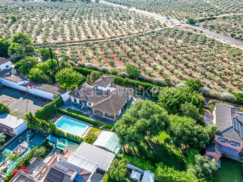 Foto f0f8b751-ed32-43e5-977c-e7203d078e93. Casa amb calefacció piscina a Valencina de la Concepción