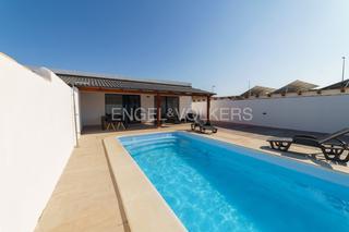 Location Maison jumelée à Las Lagunas - Campano. Vivienda para larga temporada con piscina privada y garaje.