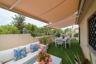 Casa adossada a Centro-Calzada-Cabo Noval. Descubre elegante casa de lujo con patio y terraza en sanlúcar d