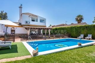Casa a Cerros de Montequinto. Exclusivo chalet independiente en los cerros de montequinto  con