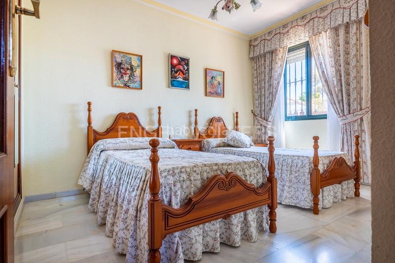 Foto 24aba422-283d-431b-a6a9-af587a84196d. Haus mit heizung in cerros de Montequinto Montequinto