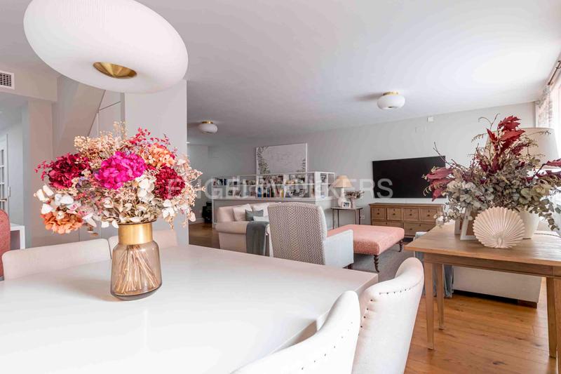 Foto 11e95150-a9dd-49b3-91e5-63a5ab56c43e. Ático  de lujo totalmente reformado con terraza, garaje y trastero junto al parque de maría luisa y plaza de españa, en el porvenir en Sevilla