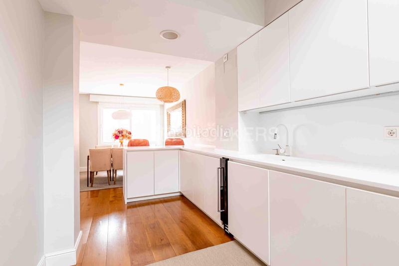 Foto 22d35eb0-e21a-4af5-b54c-a7ccae9bb70e. Ático  de lujo totalmente reformado con terraza, garaje y trastero junto al parque de maría luisa y plaza de españa, en el porvenir en Sevilla