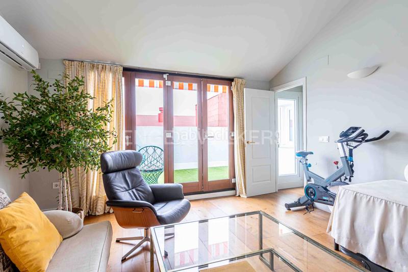 Foto 46c585ba-aa0c-4ca4-b680-82b989dd5c93. Ático  de lujo totalmente reformado con terraza, garaje y trastero junto al parque de maría luisa y plaza de españa, en el porvenir en Sevilla