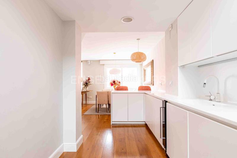 Foto 5c3e05f0-e759-4dd8-b936-b780b21a8d57. Ático  de lujo totalmente reformado con terraza, garaje y trastero junto al parque de maría luisa y plaza de españa, en el porvenir en Sevilla