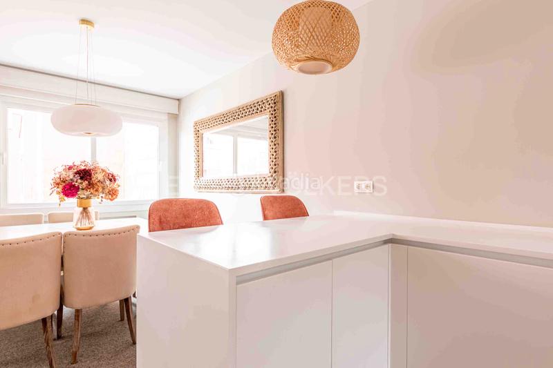 Foto 8bbf4ed9-3f6c-403c-81a8-dfb080174e50. Ático  de lujo totalmente reformado con terraza, garaje y trastero junto al parque de maría luisa y plaza de españa, en el porvenir en Sevilla