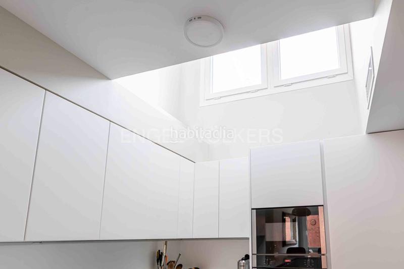 Foto 8cce0b52-d69e-42b5-8841-b75fbd6f1307. Ático  de lujo totalmente reformado con terraza, garaje y trastero junto al parque de maría luisa y plaza de españa, en el porvenir en Sevilla