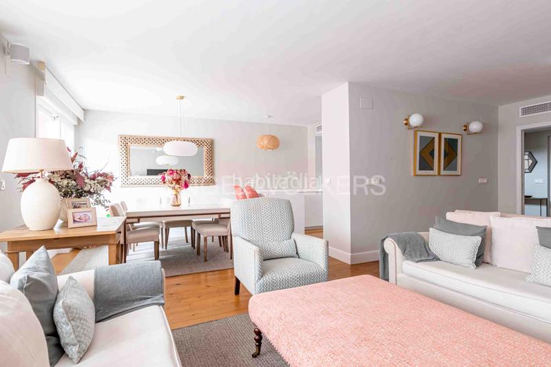 Foto b2a18293-aceb-4ef2-a403-ed5d3c37fa13. Ático  de lujo totalmente reformado con terraza, garaje y trastero junto al parque de maría luisa y plaza de españa, en el porvenir en Sevilla