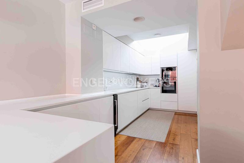 Foto b4f3f61e-fe40-49d6-9102-70ffca505636. Ático  de lujo totalmente reformado con terraza, garaje y trastero junto al parque de maría luisa y plaza de españa, en el porvenir en Sevilla