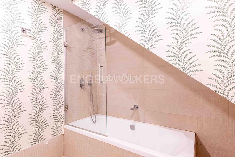 Foto c33c16ac-b890-4ea8-b7ca-517aeff848c1. Ático  de lujo totalmente reformado con terraza, garaje y trastero junto al parque de maría luisa y plaza de españa, en el porvenir en Sevilla