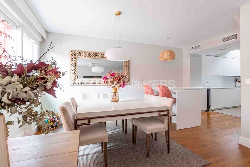 Foto d82f244d-ca36-4426-aaa8-fc49865f1456. Ático  de lujo totalmente reformado con terraza, garaje y trastero junto al parque de maría luisa y plaza de españa, en el porvenir en Sevilla