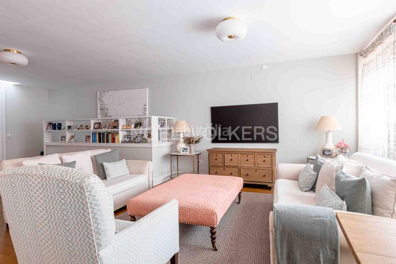 Foto e7fdc67f-ae4b-4db1-88dc-73a8a6b4aebf. Ático  de lujo totalmente reformado con terraza, garaje y trastero junto al parque de maría luisa y plaza de españa, en el porvenir en Sevilla