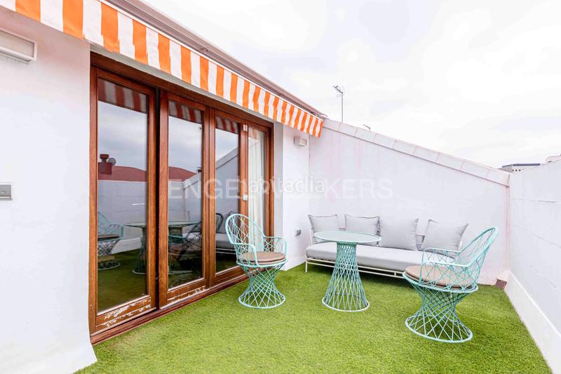 Foto f019944f-fb29-483f-8ee0-bd51e038dcb5. Ático  de lujo totalmente reformado con terraza, garaje y trastero junto al parque de maría luisa y plaza de españa, en el porvenir en Sevilla