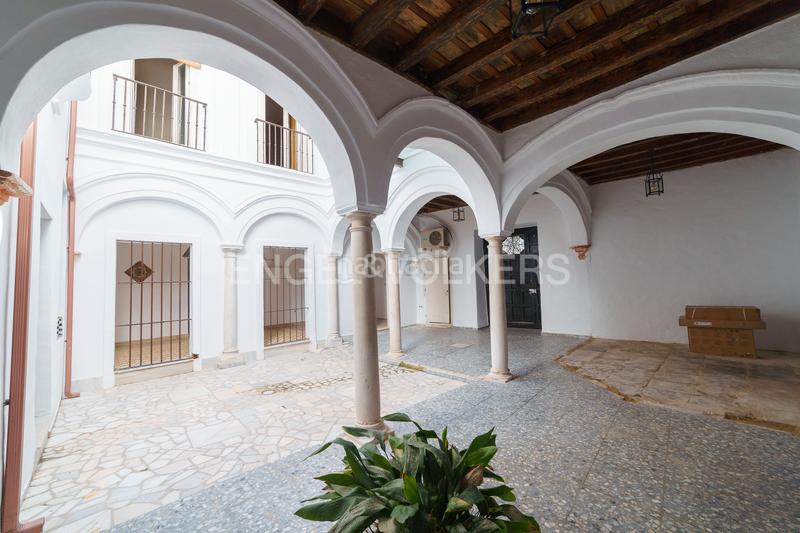 Foto cccfc7c2-6e22-480c-acc1-4e5bc7eea7cb. Casa elegancia clásica en sanlúcar majestuosa casa histórica con patio privado en Sanlúcar de Barrameda