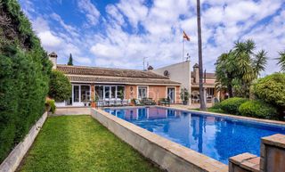 Haus in Bollullos de la Mitación. Magnífica oportunidad de inversión en enclave exclusivo, rodeado