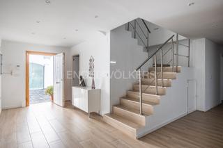 Casa en Las Almenas. Exclusiva vivienda  con apartamento privado y terraza en el cora