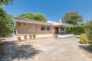 Casale in Carmona. Encantadora residencia con piscina privada en el término carmona