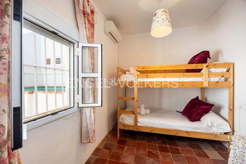 Foto b2b2ba8f-5e7e-4ea7-8b8f-ab46bac53bd9. Casa amb calefacció aparcament a Centro-Calzada-Cabo Noval Sanlúcar de Barrameda