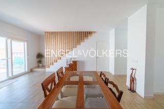 Maison à Núcleo urbano. Moderna unifamiliar de obra nueva con piscina en el centro de la
